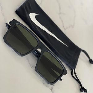 NIKE LEDGE EV1058
Lens Width : 56mm